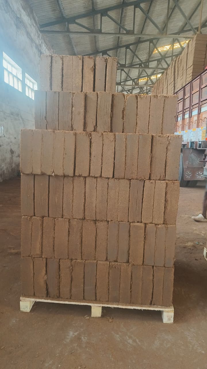 Large-scale cocopeat storage facility and warehouse